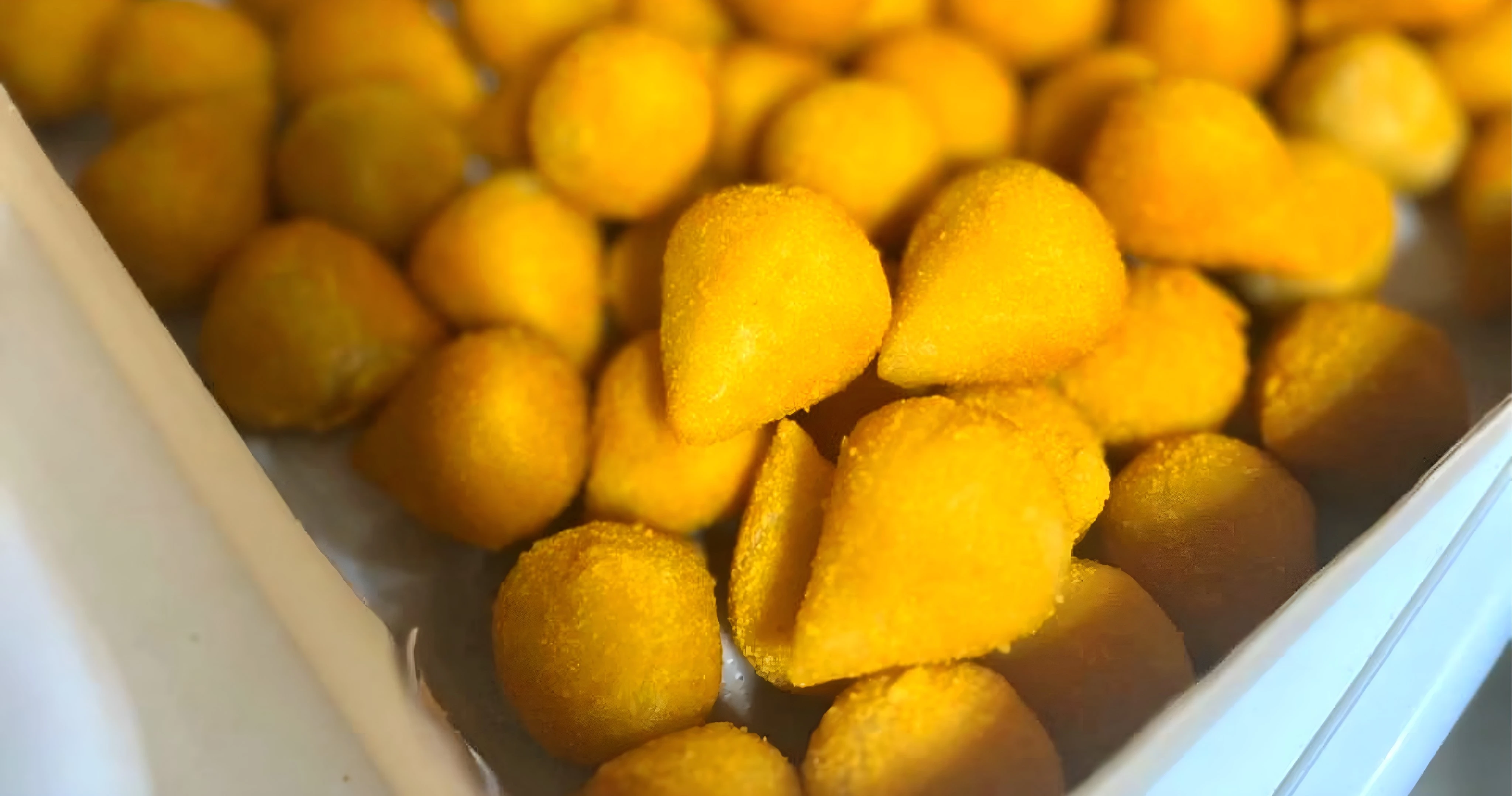 Bandeja de salgados com coxinha e bolinha de queijo pronta para festa no Graja