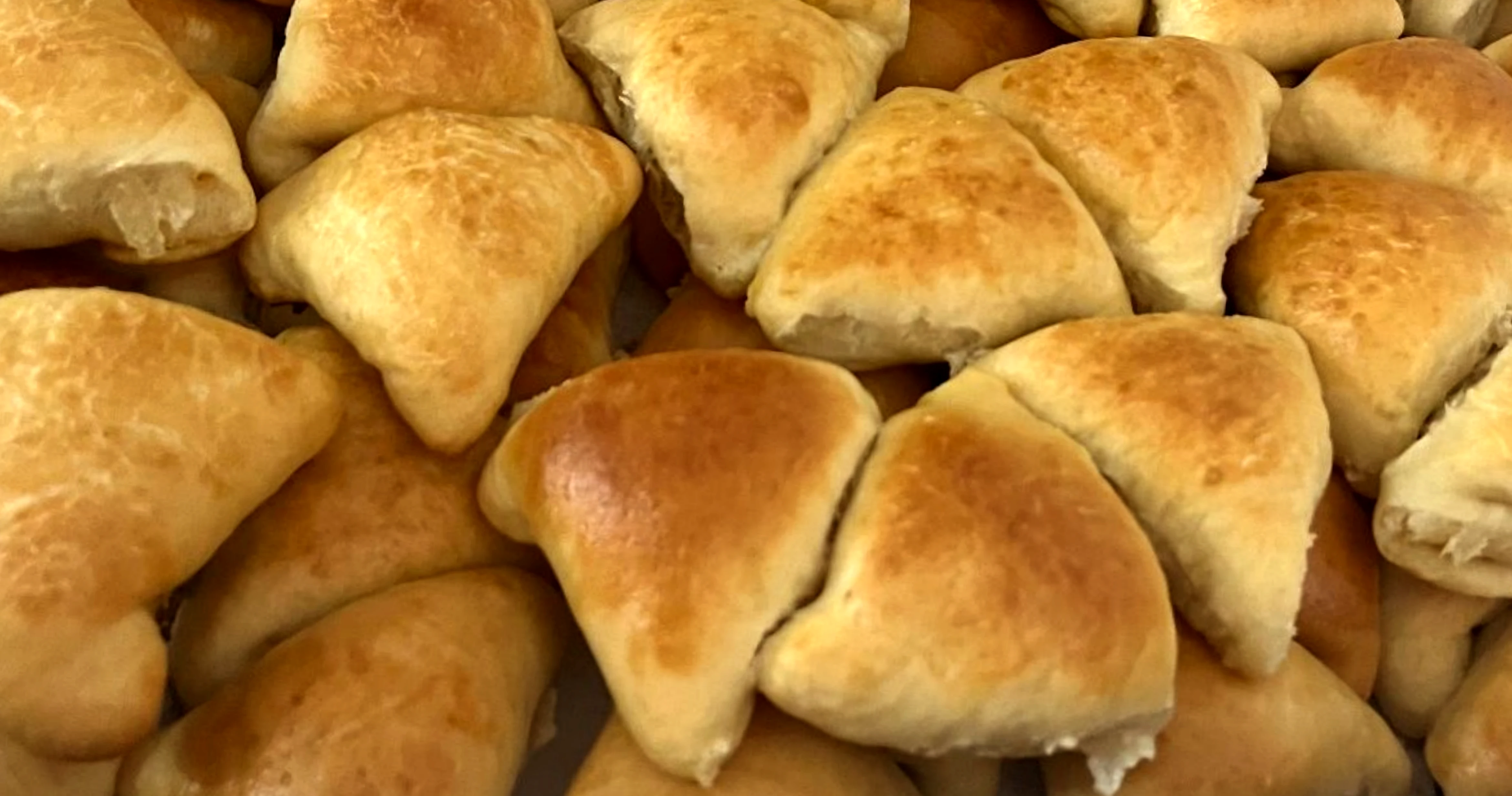 Coxinhas de frango crocantes sendo preparadas para entrega em So Paulo
