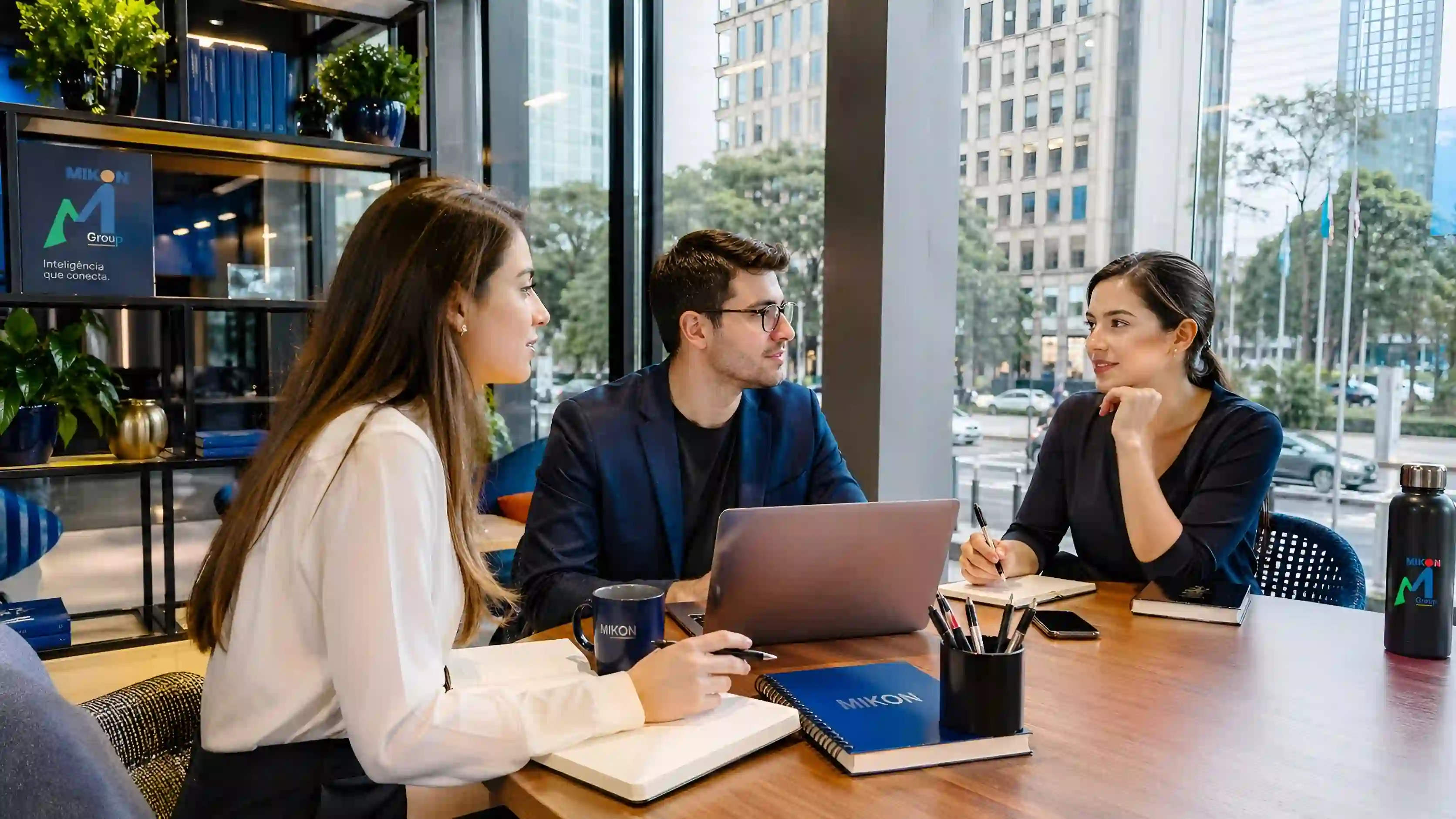 Profissionais trabalhando com notebook em ambiente urbano pr�ximo � Avenida Paulista, em um contexto de encontro e trabalho remoto