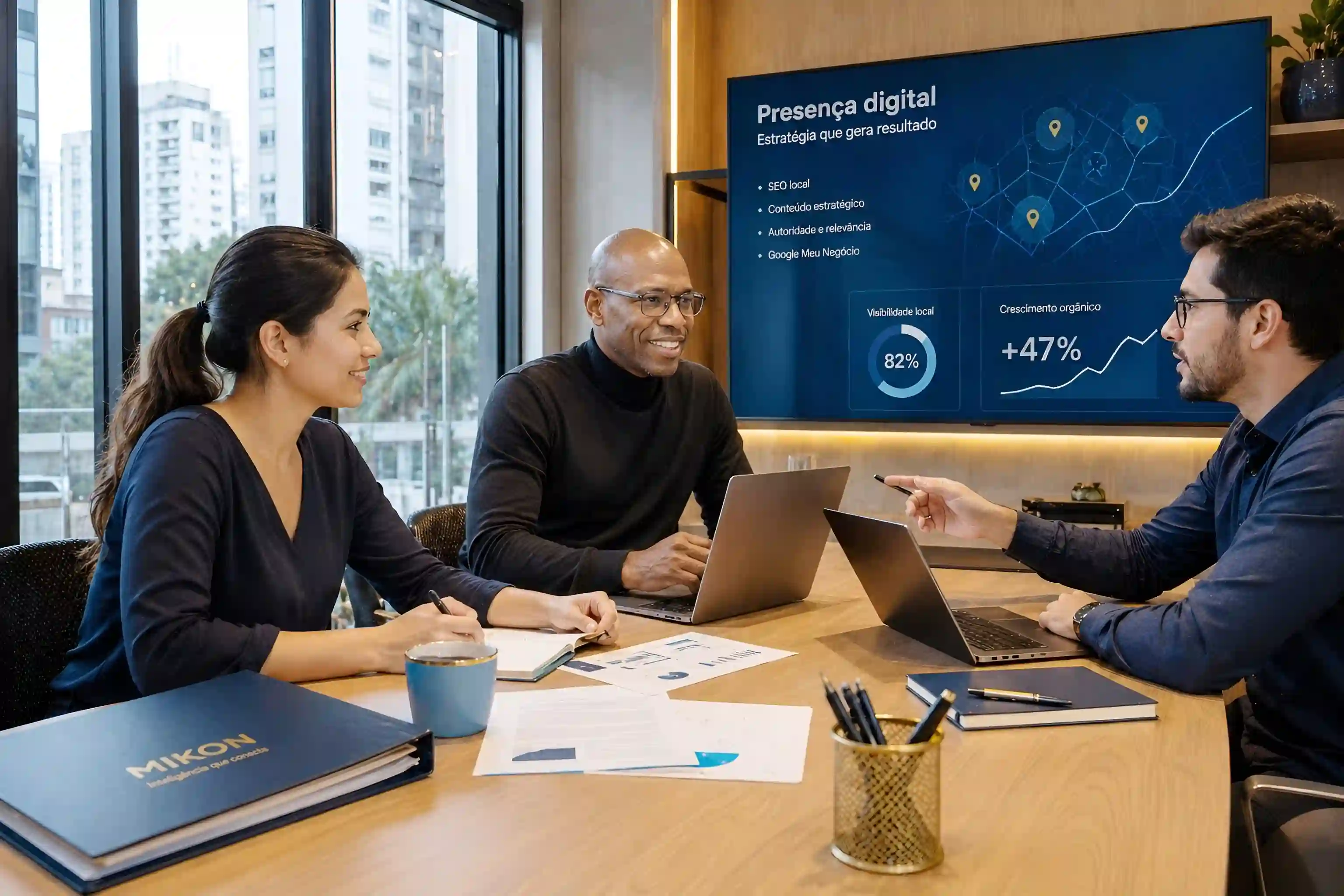 Equipe em reuni�o estrat�gica analisando presen�a digital e oportunidades de neg�cios na cidade de S�o Paulo