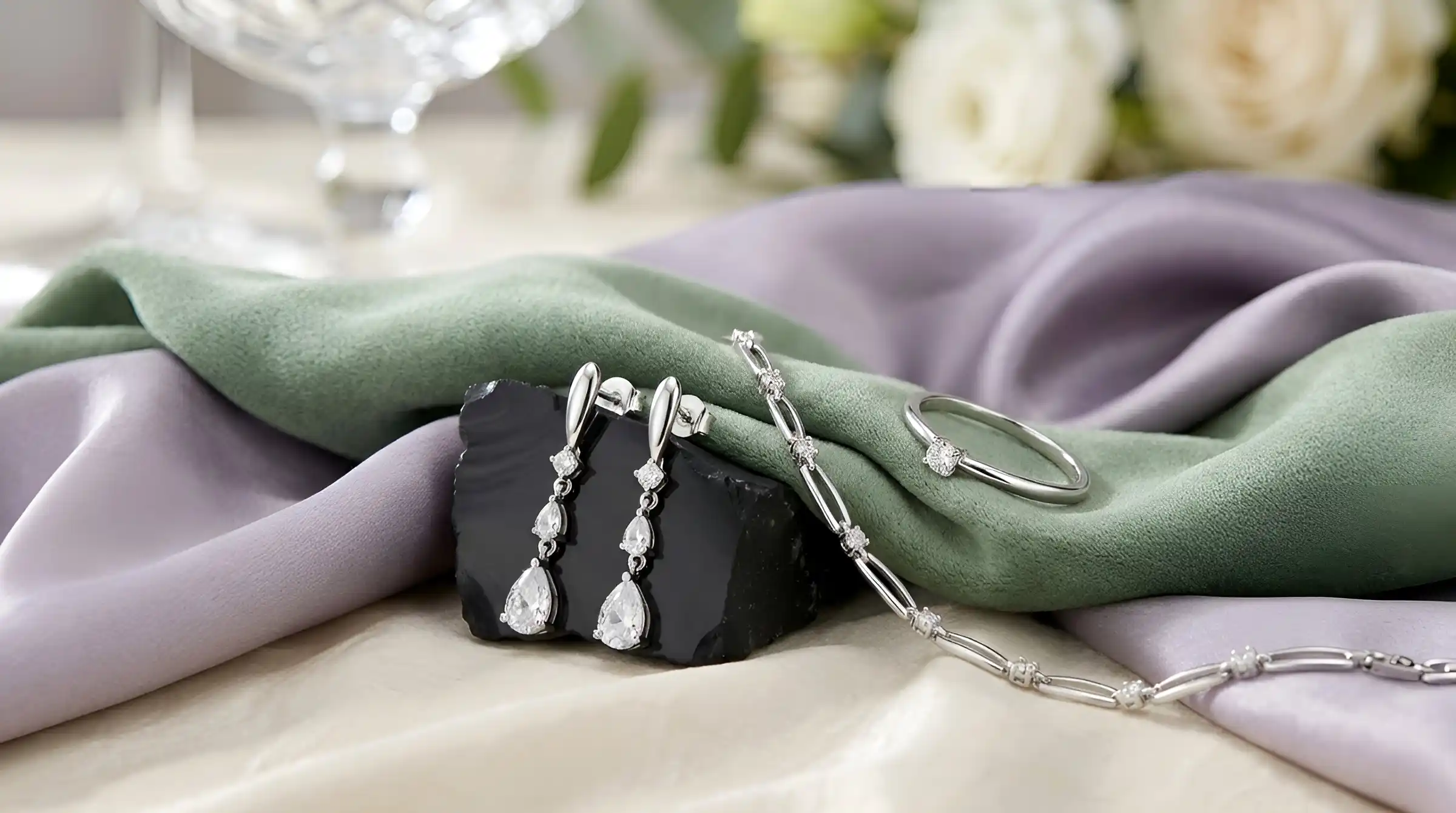 Madrinhas e convidadas usando brincos, colares e pulseiras em prata 925 em casamento