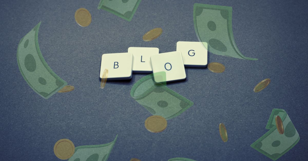 A palavra blog com moedas e notas de dinheiro caindo ao redor, representando ganhos financeiros com blogging
