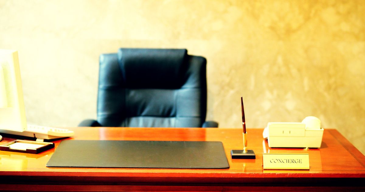 Mesa de escritório arrumada com poltrona ? sala de gerente de empresa