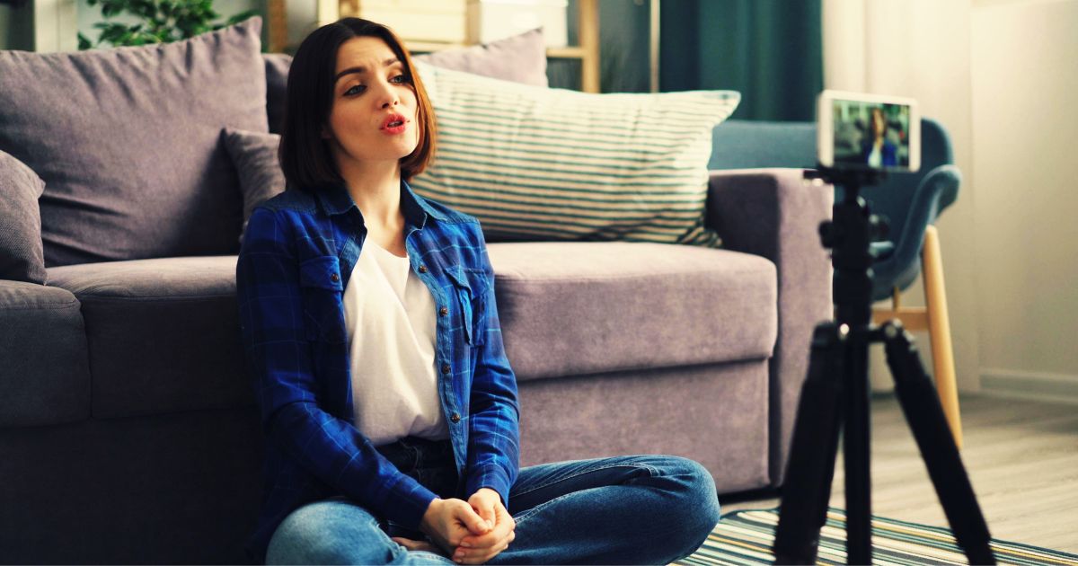 Pessoa gravando v�deo em casa sem equipamentos profissionais, representando iniciantes no YouTube em 2026.