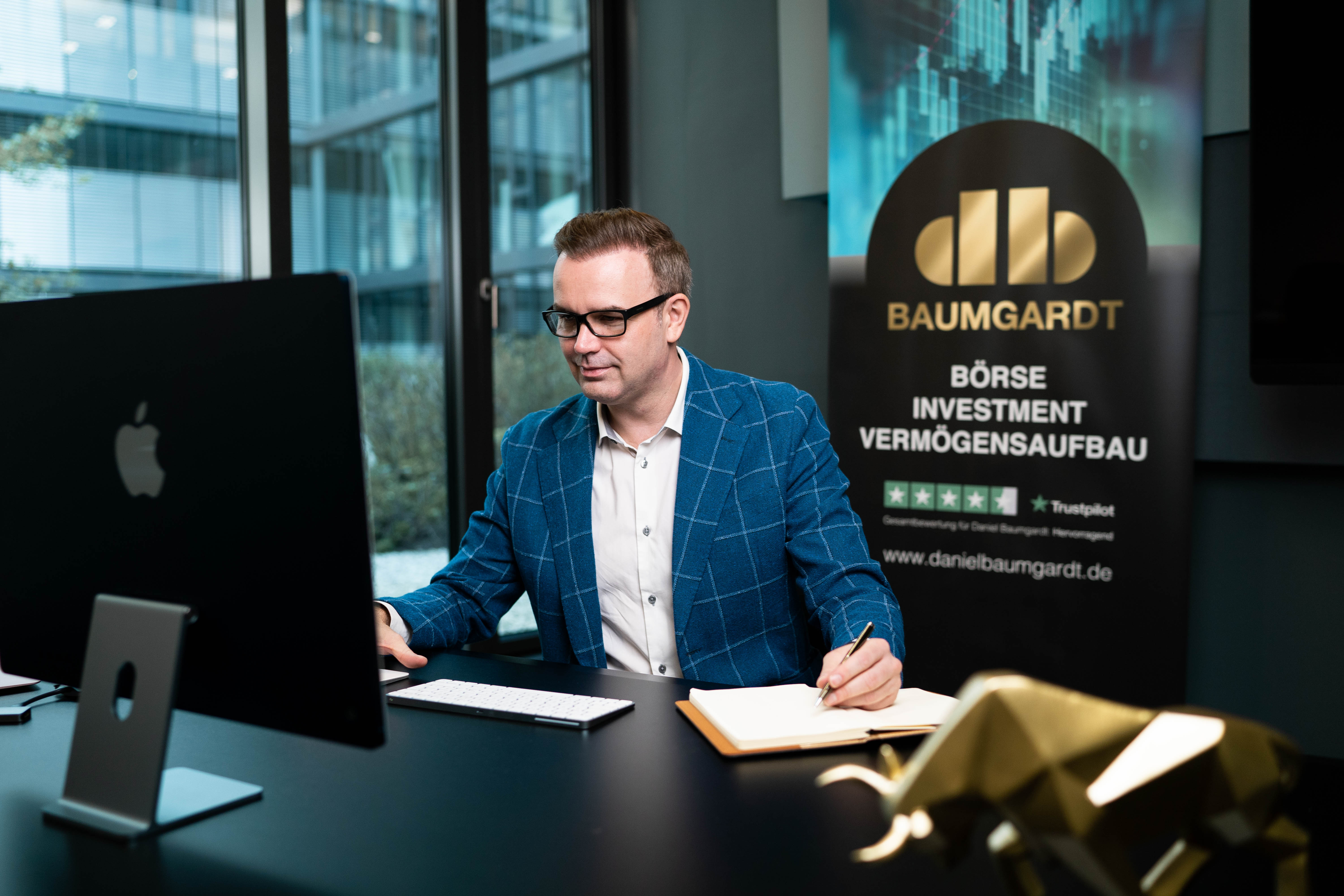 Daniel Baumgardt arbeitet am PC