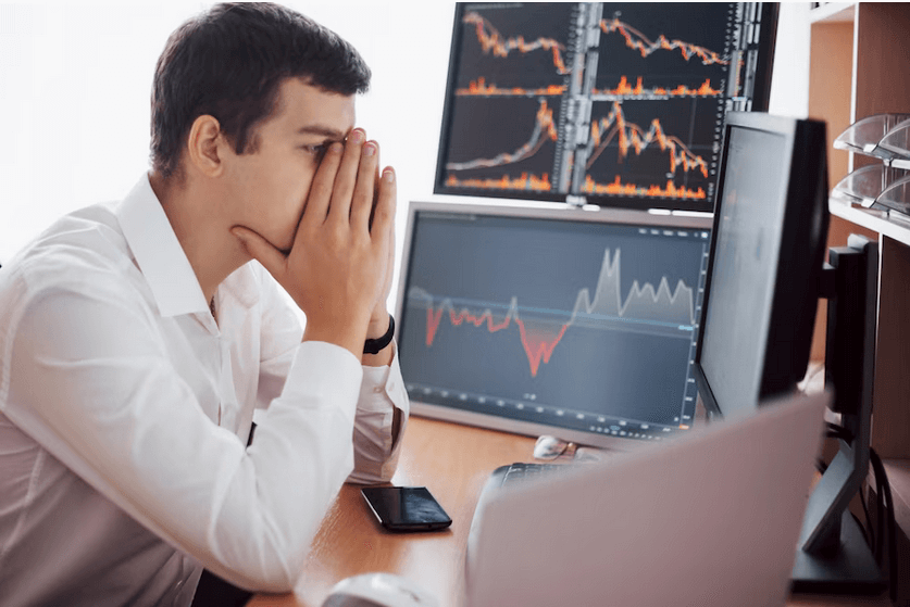 ein Investor sitzt vor seinem Bildschirm und ist entsetzt