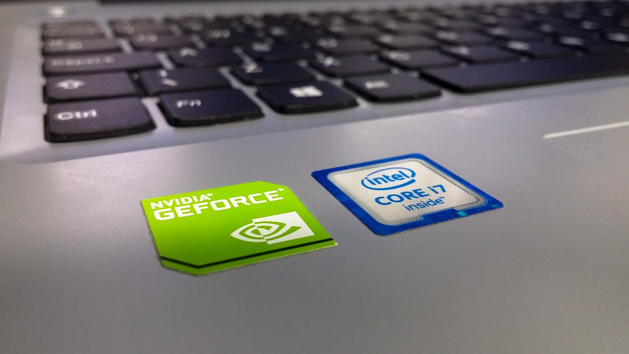 Ein Nvidia-Sticker auf einem Laptop