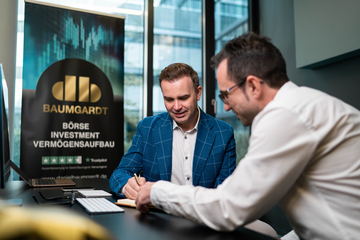 Daniel Baumgardt erklrt einem Mentoring-Teilnehmer etwas